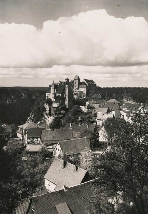 Blick auf Hohnstein und der gleichnamigen Burg in der Sächsischen Schweiz