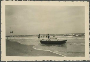 Strandszene mit Boot