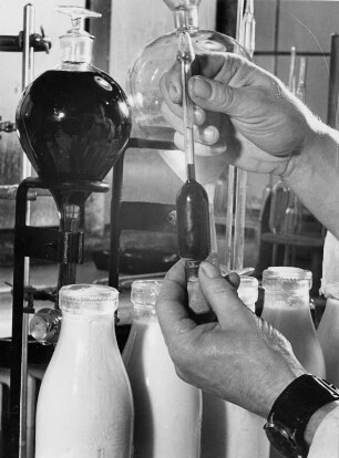 Hamburg. Im Molkereibetrieb "Alstermilch" werden der Milch Proben zur Fettbestimmung und Reinheit entnommen.