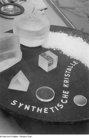 Ausstellungsstand "Synthetische Kristalle"