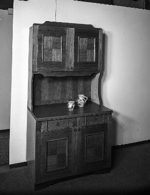 Büfett (Modell 43000?) : Leipzig. Leipziger Herbstmesse, 1986. Büfett (Modell 43000?). Holz, folienbeschichtet in Eichenholzoptik P 43 (1986; VEB Möbelwerk Weißensee)