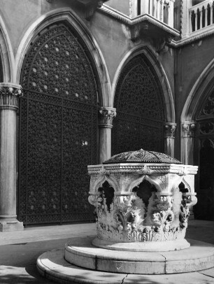 Brunnen : Brunnen (1401/1500?). Venedig, Palazzo Pisani, Innenhof