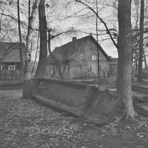 Strohgedecktes Blockhaus in Lehde mit Anlegerstelle. : Ze słomu kryta kładźita chěža w Lědach z přistawnišćom.