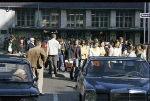 Freiburg: Pendler vor dem Hauptbahnhof