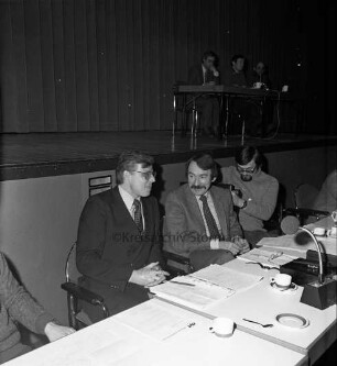 FDP: Kreisparteitag: Bad Oldesloe: Festhalle: alter Kreisvorsitzender Werner Zywietz und neuer Kreisvorsitzender Hans Jürgen Schepler am Präsidiumstisch