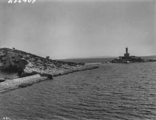 Leuchtturm vor Ibiza : Blick auf den Leuchtturm vor Ibiza-Stadt. Im Hintergrund Land, vermutlich Formetera