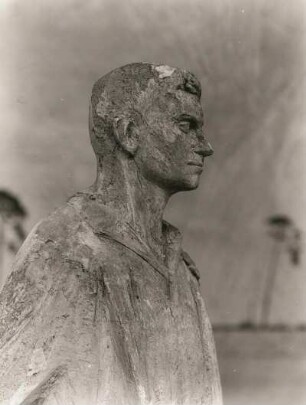 Sachsenhausen. Nationale Mahn- und Gedenkstätte. Figurengruppe mit Sowjetsoldat von Renè Graetz, Ausschnitt rechte Figur, Brustbild