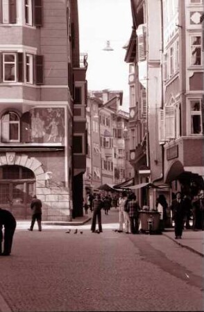 Bozen, Bolzano: Gasse, Vordergrund Café, mit Blick zum Rosengarten