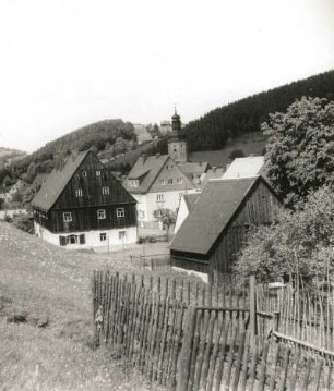 Geising, Lange Straße. Blick gegen die Stadtkirche