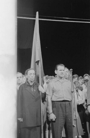 Auftritt eines Ensembles für Agitation und Propaganda (Agitprop) mit einem politischen Programm