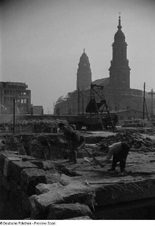 Enttrümmerung auf dem Altmarkt, im Hintergrund die Kreuzkirche und der Rathausturm