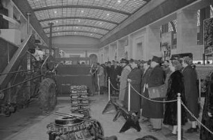 Messebesucher beim Betrachten von Baumaschinen in der Ausstellungshalle der Sowjetunion