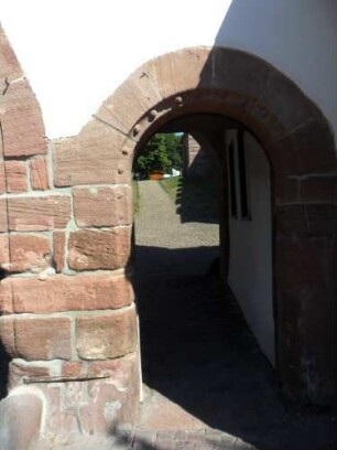 Hirsau-Kloster St Peter und Paul-Ansicht von Süden-unteres Tor in der Klostermauer über Feldseite-östliche Mannpforte (im Kern Romanisch) mit Kugelornamentik im Bogenbreich