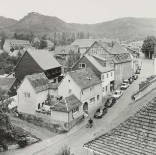 Blick von der Pfarrkirche St. Peter über die Susanne-Bohl-Straße zum Spitzberg (374 m)