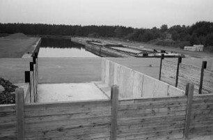 Mit Leon Lendzion in Sachsenhausen : 29. September 1997: mit Leon Lendzion in Sachsenhausen, Hafebecken des Klinkerwerks am Oder-Havel-Kanal (ein Albert Speer-Projekt) - meines Wissens ist diser Teil des Sachsenhausen-Komplexes nicht öffentlich zugänglich. Der Hafen wird vermehrt industriell genutzt.