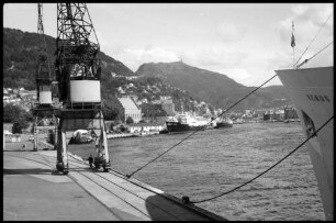 Bergen: Kai mit Kranen, in Richtung Bryggen und Ulriken