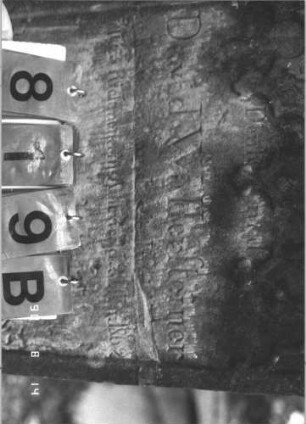 Grabstein 819 (Index: 99788664) Material: Sandstein Zustand: zerbrochen und repariert, stärker verwittert, Aufsatz fehlt Maße HxBxT: 150x59x15 cm Besonderheit: Doppelgrab: Grabstein 819B