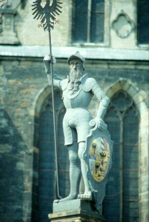 Hopfenbrunnen: Figur eines gewappneten Ritters in Lebensgröße