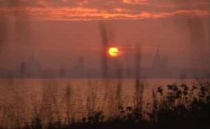 Stralsund - Abendansicht : Blick auf Stralsund von Rügen aus. Aufgenommen 2001