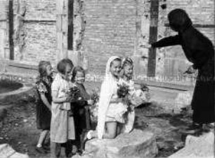 Kinder spielen Hochzeit