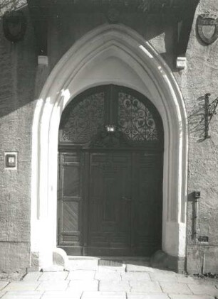 Seifersdorf bei Radeberg, Tina-von-Brühl-Straße 33. Schloss (Gemeindeverwaltung) (umd 1530 und um 1822; K. F. Schinkel). Westflügel. Portal