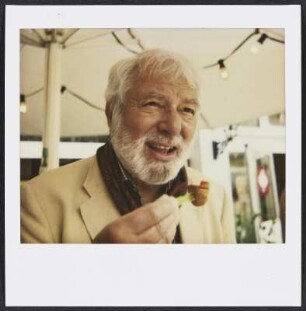 Wolfram Siebeck beim Currywurst-Imbiss Bier’s Kudamm 195