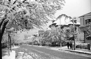Bukarest: Im Winter, [Straße] Dr. Lister, [Kirche] Elefterie im Schnee