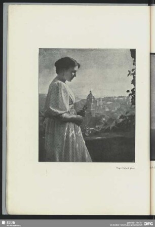 [Dame am Balkon]