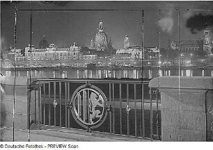 Dresden. Blick vom Neustädter Elbufer auf Kunstakademie und Frauenkirche