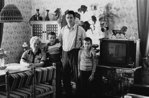 Familie D. (Friseuse, Landmaschinenschlosser) im Wohnzimmer