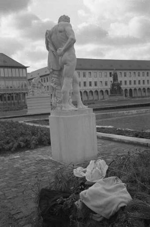 Mythologische Figuren von Ignaz Lengelacher auf dem Schlossplatz.
