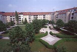 Hansjakob, Gottfried; München - Schwabing, Berliner Str.; Wohnanlage an der Berliner Straße (Schwabinger See) - Wohnanlage (Außenansicht), Innenhof begrünt, Spielplatz