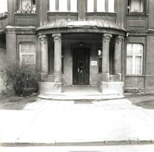 Cottbus, Berliner Straße 131. Wohn- und Geschäftshaus (Stadtverwaltung; um 1910), Portal-Portikus