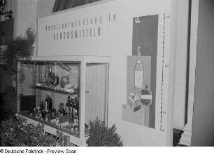 Ausstellungstafel und Vitrine "Umsatzentwicklung in Genussmitteln"