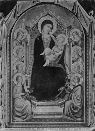 Thronende Maria von Engeln umgeben