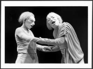 Bild einer Szene aus "Antigone", einer Studio-Inszenierung an der Hochschule für Schauspielkunst