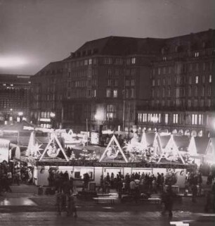 Dresden. Striezelmarkt auf dem Altmarkt bei Nacht
