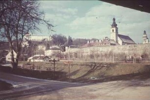 Tittmoning. Oberbayern. Ortsteilansicht mit Schloß und Kloster. Im Vordergrund Hinweisschild "Traunstein 28 km. Waging 16 km"
