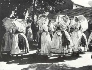 „Wendischer Kirchgang in Vetschau“ : Kleidung - niedersorbische Tracht. Ort: Wětošow / Vetschau. Wendischer Kirchgang.