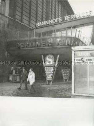 Am Berliner S- und U-Bahnhof Zoologischer Garten