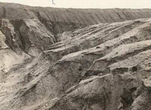 Schwarzkollm. Tagebau Laubusch. Wirkung des fließenden Wassers an der Halde der Kohlengrube Erika (1918-1963)