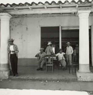 Kuba : Kuba. Männer vor einer Bar, 1949