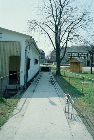 Kegelbahn am Dorfplatz; Eiche, Pumpenhaus