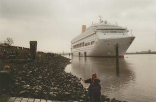 Kreuzfahrtschiff "Oriana" am Dalben / Ems