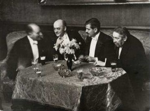 Französische Staatsmänner erstmals nach dem Weltkrieg in Berlin. von links: Julius Curtius, Heinrich Brüning, Pierre Laval und Aristide Briand