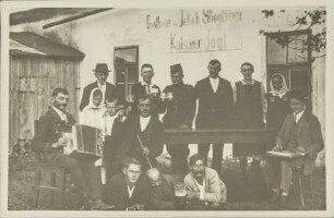 [Gruppenfoto vor dem Gasthaus Stieglbauer]
