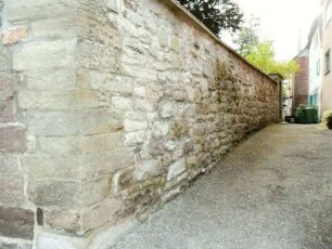 Ansicht von Südwesten mit Kirchhofmauer über Südflanke im Verlauf nach Osten-Wehrgang mit Steinbrüstung im 18 Jh abgetragen
