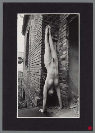 Aktstudie, Frauenakt, Frau im Handstand an einer Hauswand