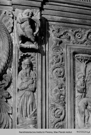 Fassade der Johanneskapelle : Rahmenornamentik mit Propheten, Heiligen und Putten