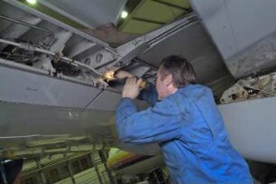 Air Maintenance Services; AMS; Firma; Betrieb; Inspektion; Wartung; spezialisiert auf Flugzeug-Recycling; Airbus; A 300; A300; Airbase Ahlhorn; Ahlhorn; Entsorgung. Ahlhorn, 2006, hier: Tragflächen-Demontage